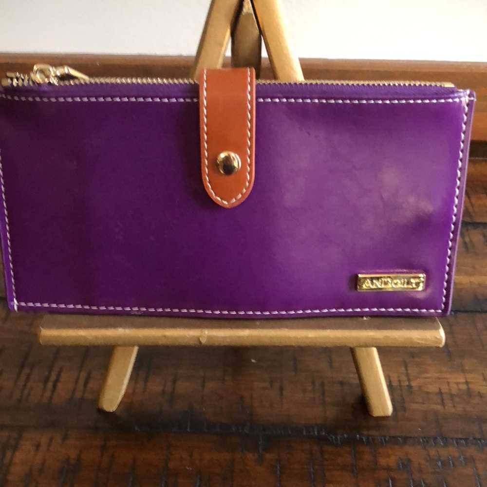 Andoilt RFID-blocking Purple Leather Zip Wallet with Tan Strap